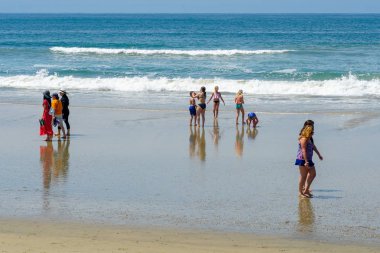 Turist ve sahilde aileler Huntington Beach, California güzel yaz günü zevk. Abd
