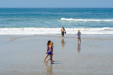 Turist ve sahilde aileler Huntington Beach, California güzel yaz günü zevk. Abd