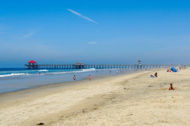 Huntington Beach sıcak mavi güneşli yaz günü sırasında arka planda iskele ile, Los Angeles Güneydoğu. California. Abd. tatil ve sörfçü için hedef.