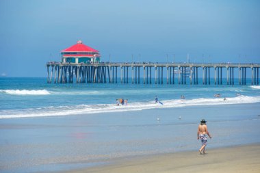 Huntington Beach sıcak mavi güneşli yaz günü sırasında arka planda iskele ile, Los Angeles Güneydoğu. California. Abd. tatil ve sörfçü için hedef.