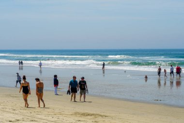 Turist ve sahilde aileler Huntington Beach, California güzel yaz günü zevk. Abd