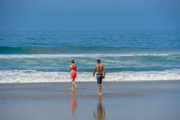 Coppia Spiaggia Pronta Andare Acqua Godersi Una Bella Giornata Estiva — Foto Stock