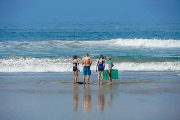 Turista Famiglie Sulla Spiaggia Godendo Bella Giornata Estiva Huntington Beach — Foto Stock