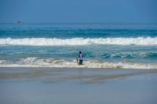 年轻的孩子在海滩享受海浪 美丽的夏日亨廷顿海滩 加利福尼亚州 — 图库照片