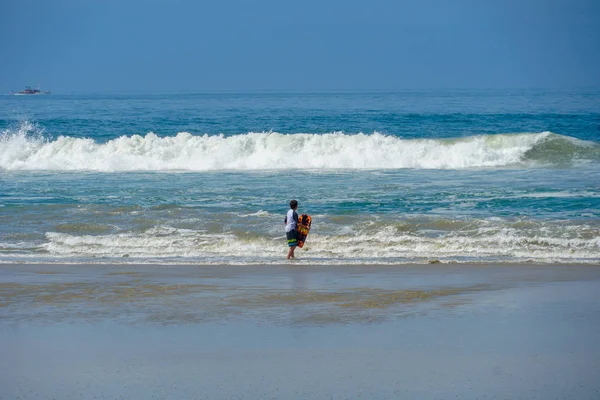 年轻的孩子在海滩享受海浪 美丽的夏日亨廷顿海滩 加利福尼亚州 — 图库照片