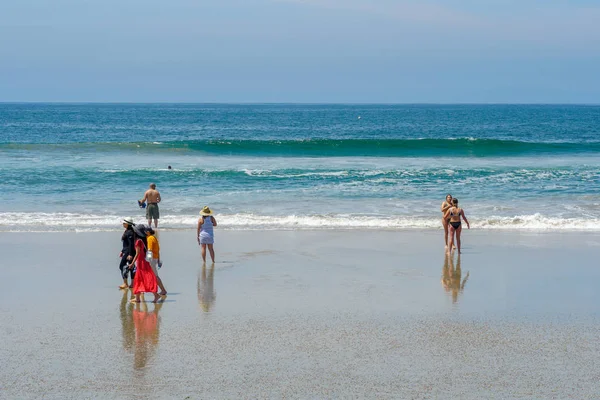 游客和家庭在海滩上享受美丽的夏日亨廷顿海滩 加利福尼亚州 — 图库照片