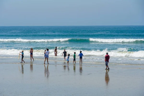 Turista Famiglie Sulla Spiaggia Godendo Bella Giornata Estiva Huntington Beach — Foto Stock