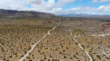 Kurak çöldeki boş toprak yolun havadan görünümü. Çölde off road. Joshua Tree Milli Parkı. Güneydoğu Kaliforniya'daki Amerikan ulusal parkı, ABD.