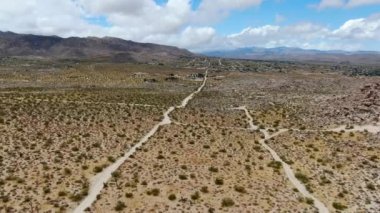 Kurak çölün ortasındaki boş toprak yolun havadan görünümü. çölde off road. Joshua Tree Milli Parkı. Güneydoğu Kaliforniya'daki Amerikan milli parkı. 