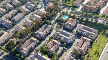 Vadide yan yana aynı villalar ile hava görünümü banliyö mahalle. San Diego, Kaliforniya, Amerika Birleşik Devletleri. Yüzme havuzu ile konut modern alt bölümü lüks evin havadan görünümü.