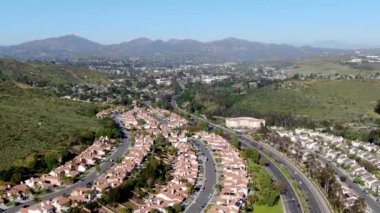 Vadide yan yana aynı villalar ile hava görünümü banliyö mahalle. San Diego, Kaliforniya, Amerika Birleşik Devletleri. Yüzme havuzu ile konut modern alt bölümü lüks evin havadan görünümü.