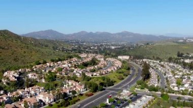 Vadide yan yana aynı villalar ile hava görünümü banliyö mahalle. San Diego, Kaliforniya, Amerika Birleşik Devletleri. Yüzme havuzu ile konut modern alt bölümü lüks evin havadan görünümü.