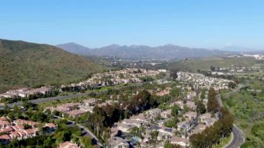 Vadide yan yana aynı villalar ile hava görünümü banliyö mahalle. San Diego, Kaliforniya, Amerika Birleşik Devletleri. Yüzme havuzu ile konut modern alt bölümü lüks evin havadan görünümü.