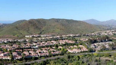 Vadide yan yana aynı villalar ile hava görünümü banliyö mahalle. San Diego, Kaliforniya, Amerika Birleşik Devletleri. Yüzme havuzu ile konut modern alt bölümü lüks evin havadan görünümü.