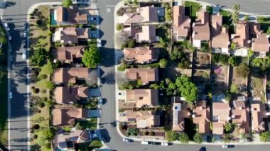 Vadide yan yana aynı villalar ile hava görünümü banliyö mahalle. San Diego, Kaliforniya, Amerika Birleşik Devletleri. Yüzme havuzu ile konut modern alt bölümü lüks evin havadan görünümü.