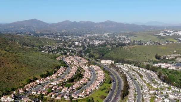 谷の隣に同じヴィラを持つ航空写真郊外の近所 カリフォルニア州サンディエゴスイミングプール付きの住宅近代的な小区画の豪華な家の航空写真 — ストック動画