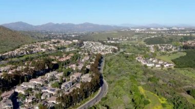 Vadide yan yana aynı villalar ile hava görünümü banliyö mahalle. San Diego, Kaliforniya, Amerika Birleşik Devletleri. Yüzme havuzu ile konut modern alt bölümü lüks evin havadan görünümü.