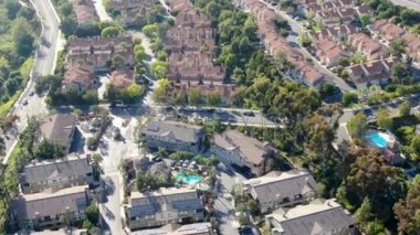 Vadide yan yana aynı villalar ile hava görünümü banliyö mahalle. San Diego, Kaliforniya, Amerika Birleşik Devletleri. Yüzme havuzu ile konut modern alt bölümü lüks evin havadan görünümü.