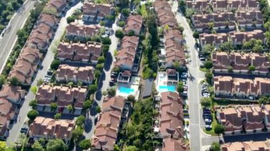 Vadide yan yana aynı villalar ile hava görünümü banliyö mahalle. San Diego, Kaliforniya, Amerika Birleşik Devletleri. Yüzme havuzu ile konut modern alt bölümü lüks evin havadan görünümü.