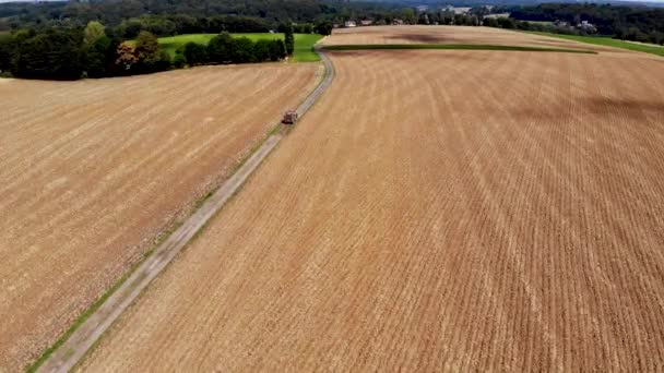 Vista Aérea Tractor Estrada Lado Campo Agrícola Walloon Brabant Bélgica — Vídeo de Stock