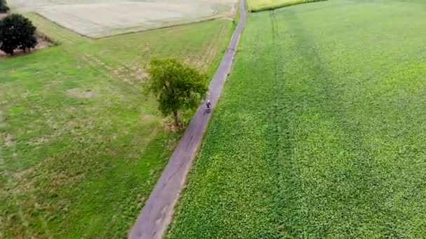 Vista Aérea Motocicleta Uma Pequena Estrada Lado Campo Agrícola Walloon — Vídeo de Stock