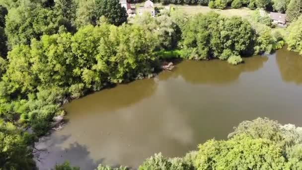 Vista Aérea Área Rural Com Lago Floresta Moradias Luxo Durante — Vídeo de Stock