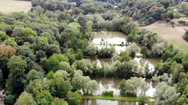 Yeşil bahar sezonunda göl, orman ve lüks villalar ile kırsal alanın havadan görünümü. Walloon Brabant kırsal alanı, Belçika,