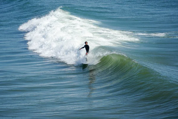 ノースサンディエゴ カリフォルニア州 アメリカ合衆国のオーシャンサイドで前に大きな波を楽しむ男性サーファー サーファーで有名な南西海岸の旅行先 — ストック写真