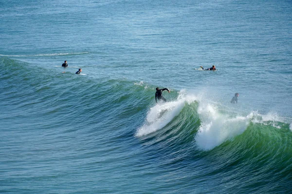 男性冲浪者享受大浪之前在北圣地亚哥 加利福尼亚州 西南海岸的旅游目的地 以冲浪者而闻名 — 图库照片