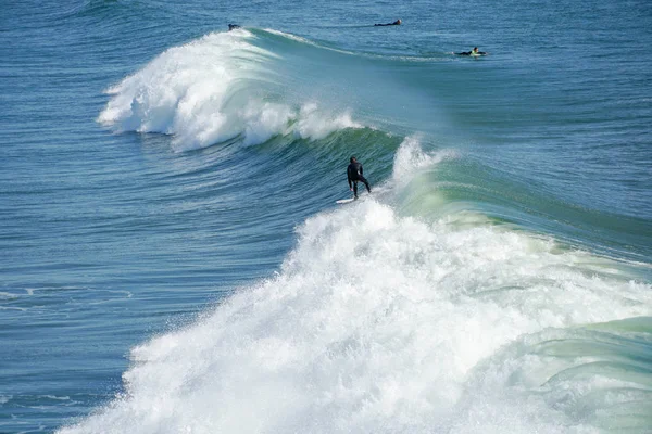Internauci Korzystający Wielkich Fal Przed Oceanside North San Diego Kalifornia — Zdjęcie stockowe