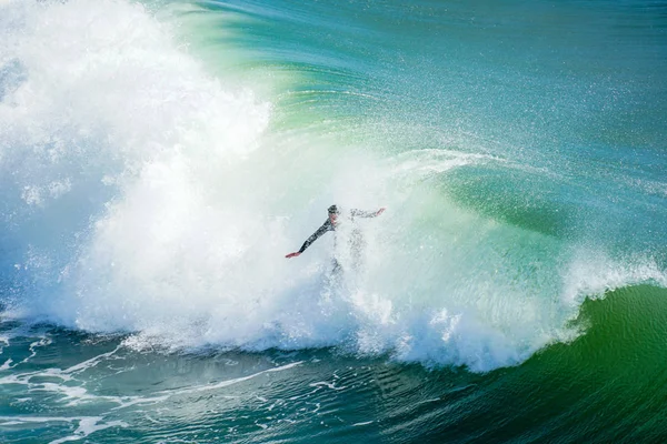 ノースサンディエゴ カリフォルニア州 アメリカ合衆国のオーシャンサイドで前に大きな波を楽しむ男性サーファー サーファーで有名な南西海岸の旅行先 — ストック写真