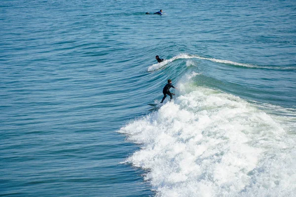 Férfi Szörfösök Élvezi Nagy Hullám Előtt Oceanside Észak San Diego — Stock Fotó