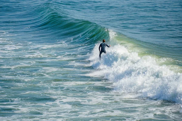 男性冲浪者享受大浪之前在北圣地亚哥 加利福尼亚州 西南海岸的旅游目的地 以冲浪者而闻名 — 图库照片