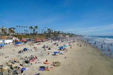 Sahilde insanlar San Diego, California Oceanside plajında güzel bahar günü zevk