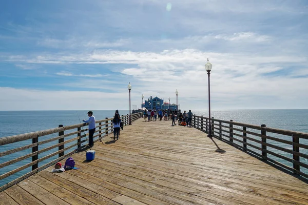 Fisher Cercando Catturare Pesci Sul Molo Oceanside Durante Giornata Estiva — Foto Stock