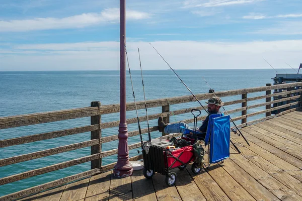 Fisher Probeert Vis Vangen Oceanside Pier Tijdens Blue Summer Day — Stockfoto