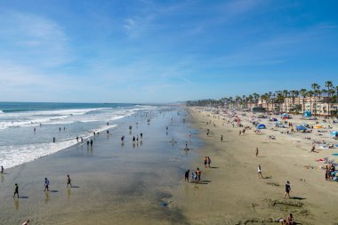 Sahilde insanlar San Diego, California Oceanside plajında güzel bahar günü zevk