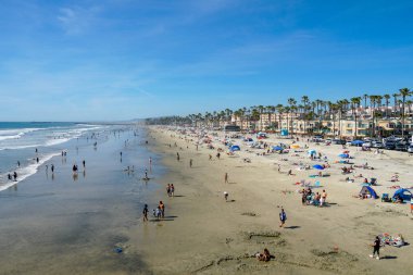 Sahilde insanlar San Diego, California Oceanside plajında güzel bahar günü zevk