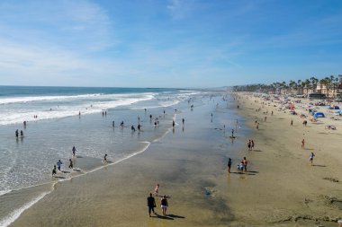 Sahilde insanlar San Diego, California Oceanside plajında güzel bahar günü zevk