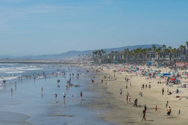 Sahilde insanlar San Diego, California Oceanside plajında güzel bahar günü zevk