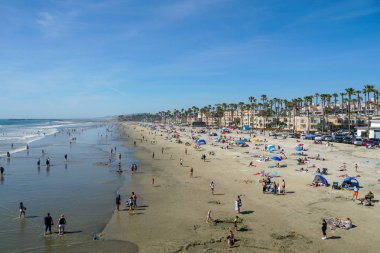 Sahilde insanlar San Diego, California Oceanside plajında güzel bahar günü zevk
