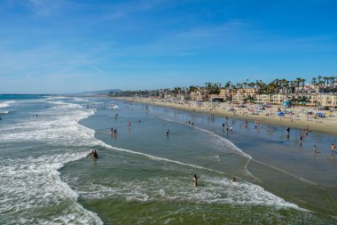 Sahilde insanlar San Diego, California Oceanside plajında güzel bahar günü zevk