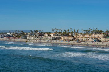 Sahilde insanlar San Diego, California Oceanside plajında güzel bahar günü zevk