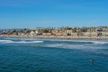 Sahilde insanlar San Diego, California Oceanside plajında güzel bahar günü zevk. Abd