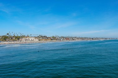 Sahilde insanlar San Diego, California Oceanside plajında güzel bahar günü zevk. Abd