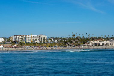 Sahilde insanlar San Diego, California Oceanside plajında güzel bahar günü zevk. Abd