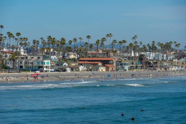 Sahilde insanlar San Diego, California Oceanside plajında güzel bahar günü zevk. Abd