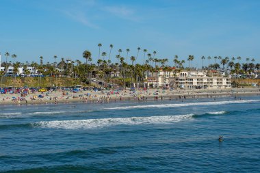 Sahilde insanlar San Diego, California Oceanside plajında güzel bahar günü zevk. Abd