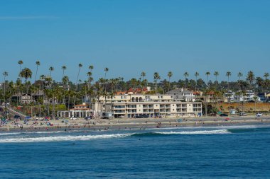 Sahilde insanlar San Diego, California Oceanside plajında güzel bahar günü zevk. Abd