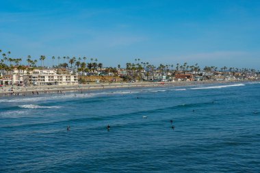 Sahilde insanlar San Diego, California Oceanside plajında güzel bahar günü zevk. Abd